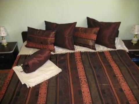 Set cuvertura pat din tafta cu perini decorative si cearceaf de la Ikanna_exim