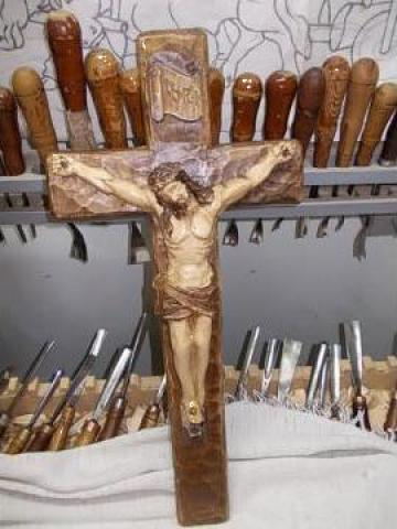 Sculptura crucifix din lemn