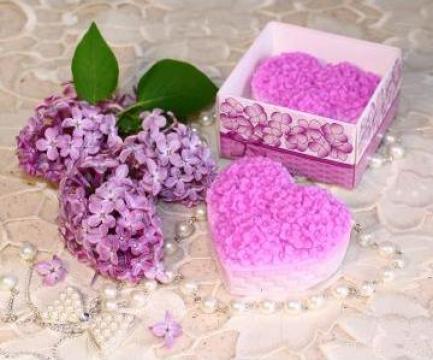 Sapun hand-made inima de liliac in cutie de la Eliza Mineral Srl