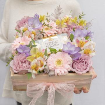 Aranjament floral Chic Gift Box de la Makoev Srl