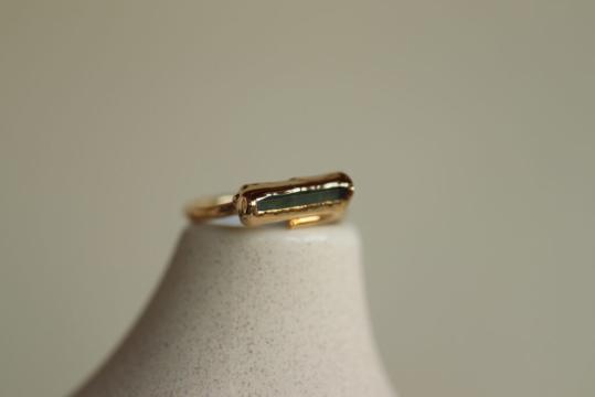 Inel din alama uniqe cu turmalina verde de la Raw Jewellery Srl