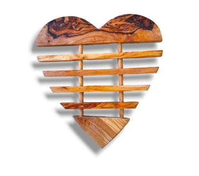 Suport din lemn de maslin pentru vase fierbinti Inima de la Tradizan