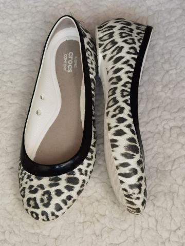 Balerini fete Crocs Lina Flat Leopard White Black pantofi