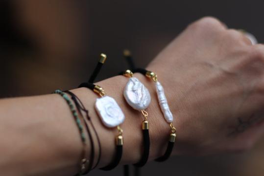 Bratara perla cu snur negru si auriu de la Raw Jewellery Srl