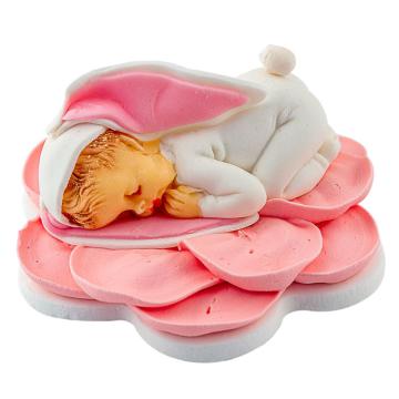 Figurina din zahar Bebe iepuras dormind pe o floare roz de la Lumea Basmelor International Srl