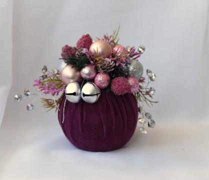 Aranjament cu om zapada lumanare parfumata pe felie de lemn de la Flower Power Gift