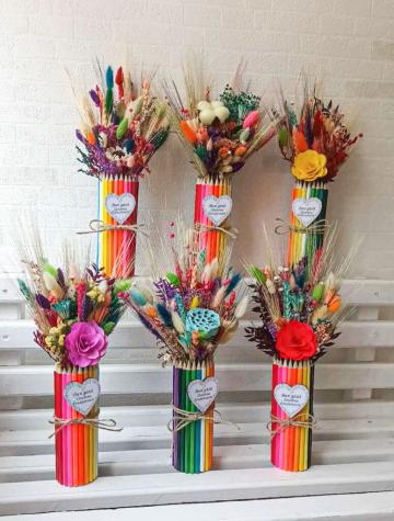 Aranjament floral Creioane colorate personalizat de la Flower Power Gift