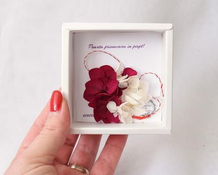 Martisor cu flori uscate prinse intr-un buchetel color de la Flower Power Gift