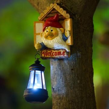 Decoratiune Pitic de copac cu felinar LED solar, 30x14 cm de la Molifag Srl