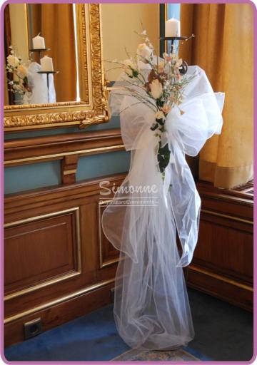Stalpi cu aranjamente florale si lumanari de la Simonne